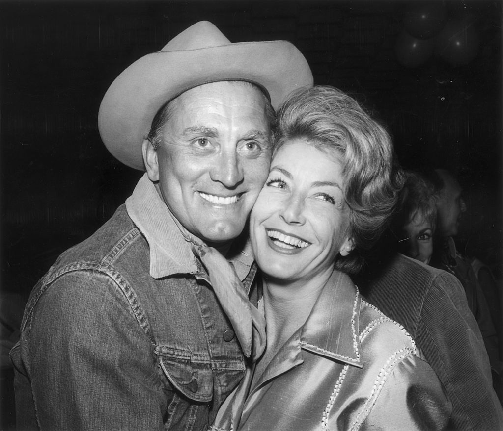 Kirk und Anne Douglas, 8. "Boomtown Party" | Quelle: Getty Images