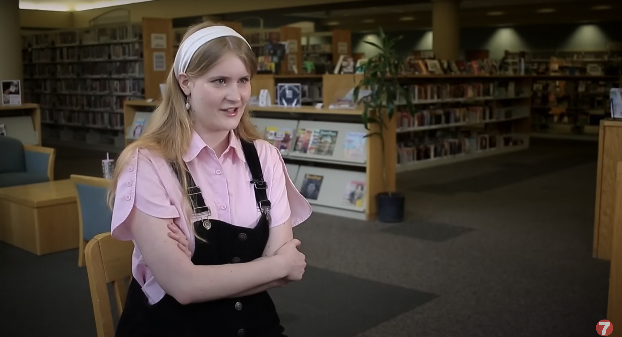 Annabelle Jenkins folds her arms to emulate how Superintendent Derek Bub acted when she tried to hand him the banned book, as seen in a video dated May 29, 2024 | Source: YouTube/ktvb7