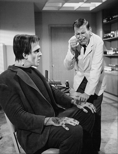 Fred Gwynne as Herman Munster and Paul Lynde as a doctor he's consulting for weight loss from "The Munsters." | Source: Wikimedia Commons