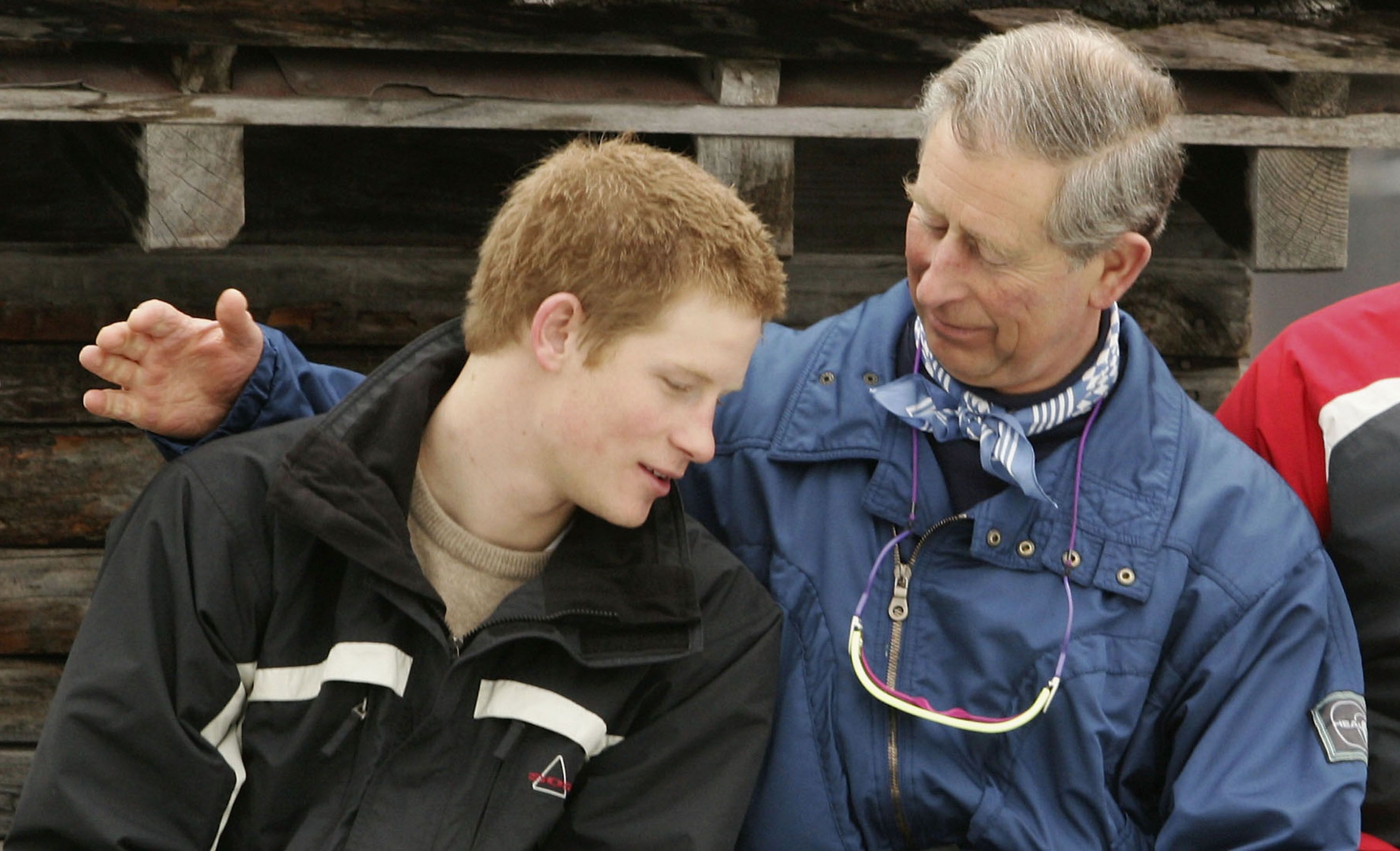Príncipe Harry y su padre, el príncipe Charles, en marzo de 2005 en Suiza. | Foto: Getty Images