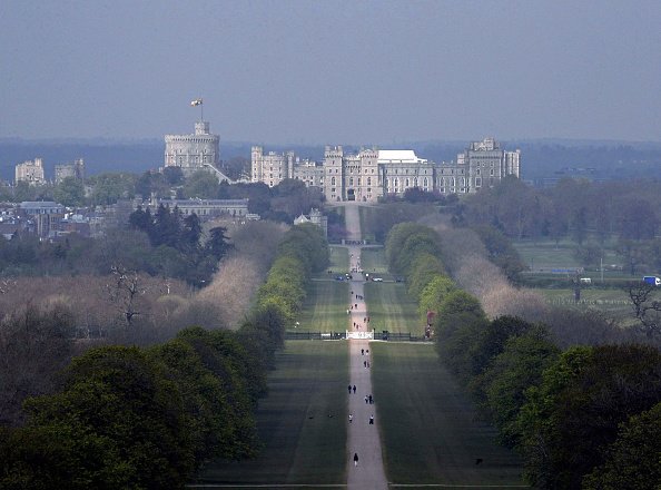 People walk along the Long Walk with the Royal Standard flying from Windsor Castle in Windsor, Berkshire. | Photo: Getty Images