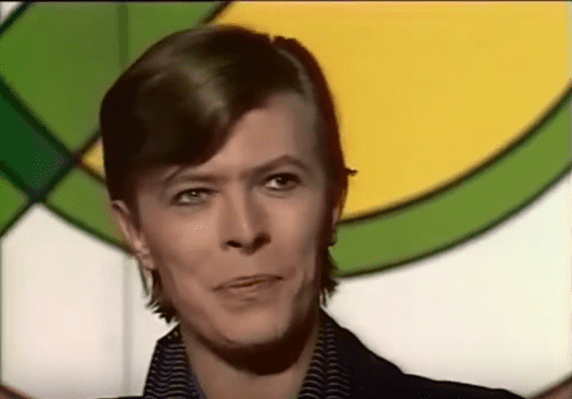 David Bowie lors d'un entretien avec Yves Mourousi en juin 1977. | Youtube/David Bowie News
