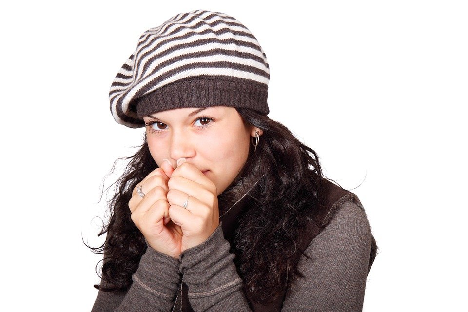 Mujer joven siente frío. | Foto: Pixabay