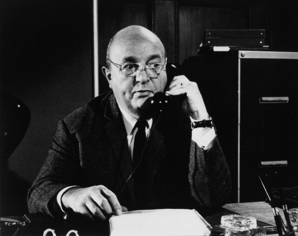 Bernard Blier, ancien chef militaire, parle au téléphone dans une scène du film "Pour commettre un meurtre" vers 1967. | Photo : Getty Images Bernard Blier, ancien chef militaire, parle au téléphone dans une scène du film "Pour commettre un meurtre" vers 1967. | Photo : Getty Images