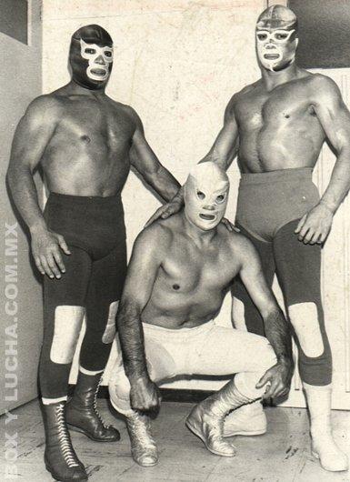 El Santo, en el centro, junto a otros dos grandes luchadores mexicanos: Blue Demon (izquierda) y Aníbal (derecha) en 1969. | Foto: Flickr El Santo, en el centro, junto a otros dos grandes luchadores mexicanos: Blue Demon (izquierda) y Aníbal (derecha) en 1969. | Foto: Flickr