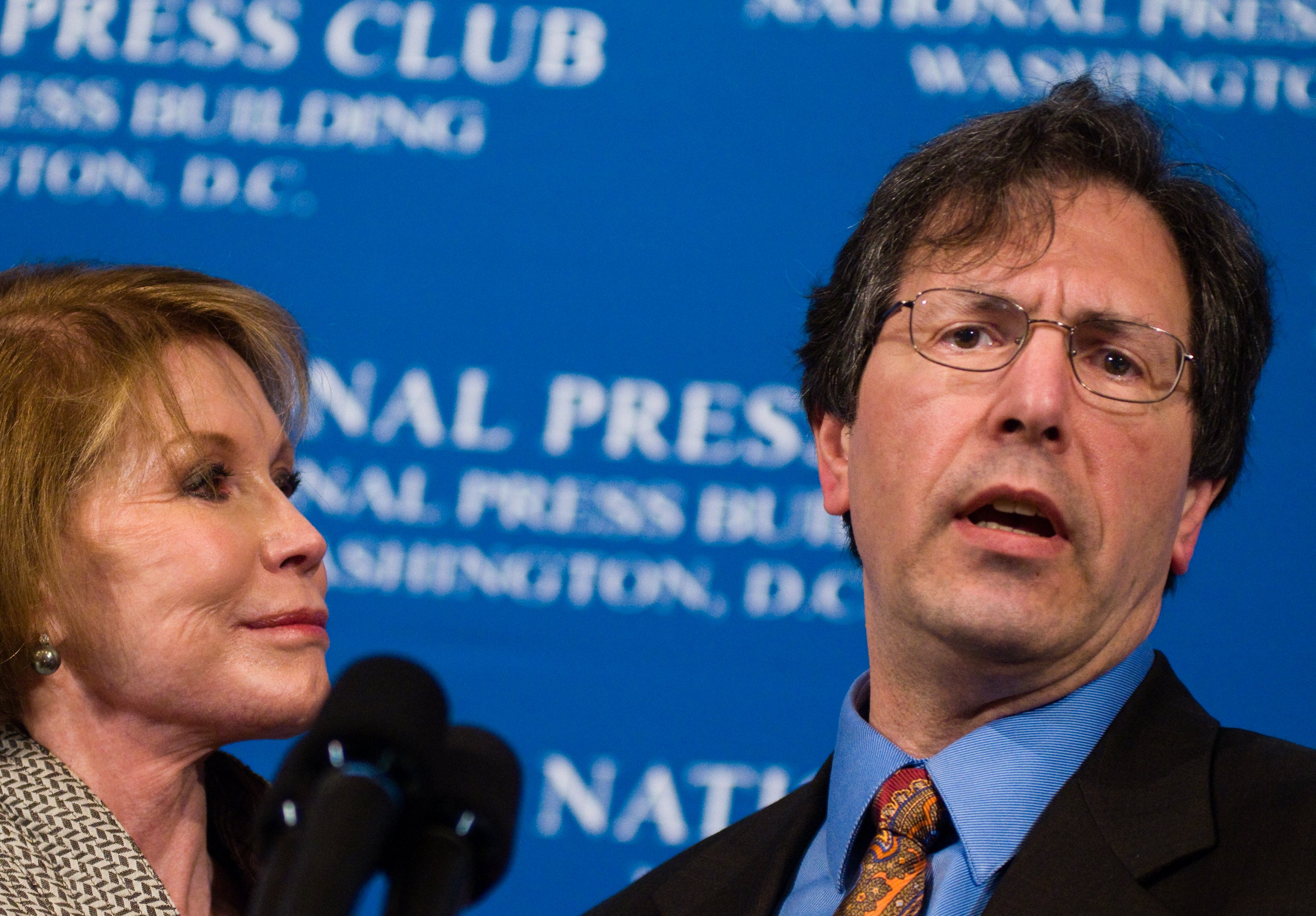 Mary Tyler Moore and Dr. Robert Levine at a National Press Club Luncheon on May 28, 2009, in Washington, DC. | Source: Kris Connor/Getty Images
