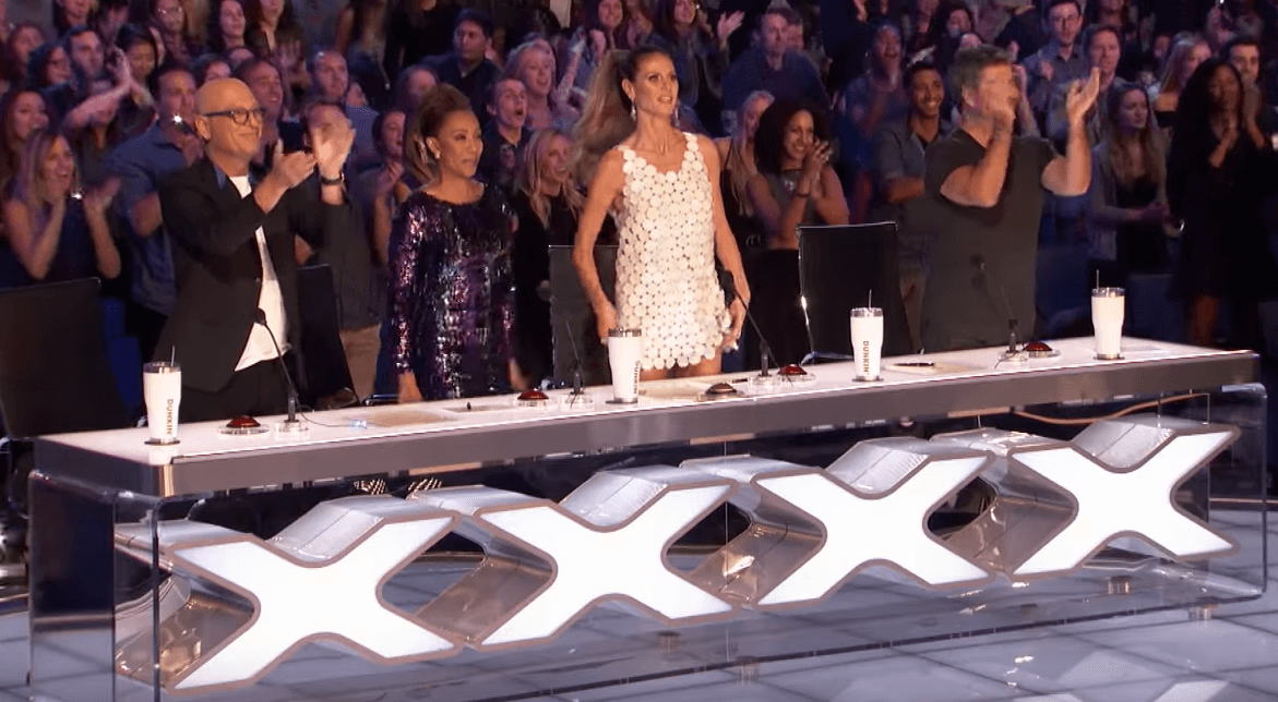 Standing ovation from the audience and judges. | Photo: YouTube/America's Got Talent