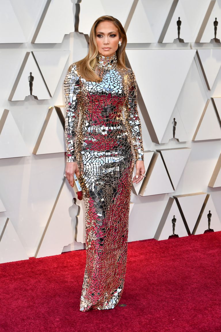 Jennifer López deslumbró en la alfombra roja con un vestido brillante