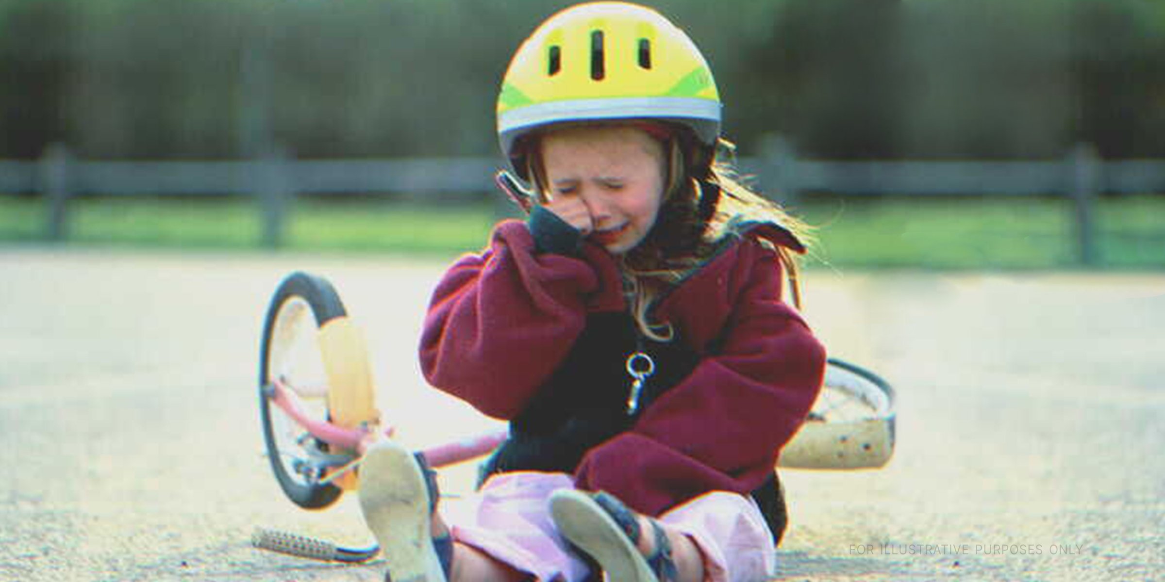 Little girl cries after falling off her bike | Source: Getty Images 