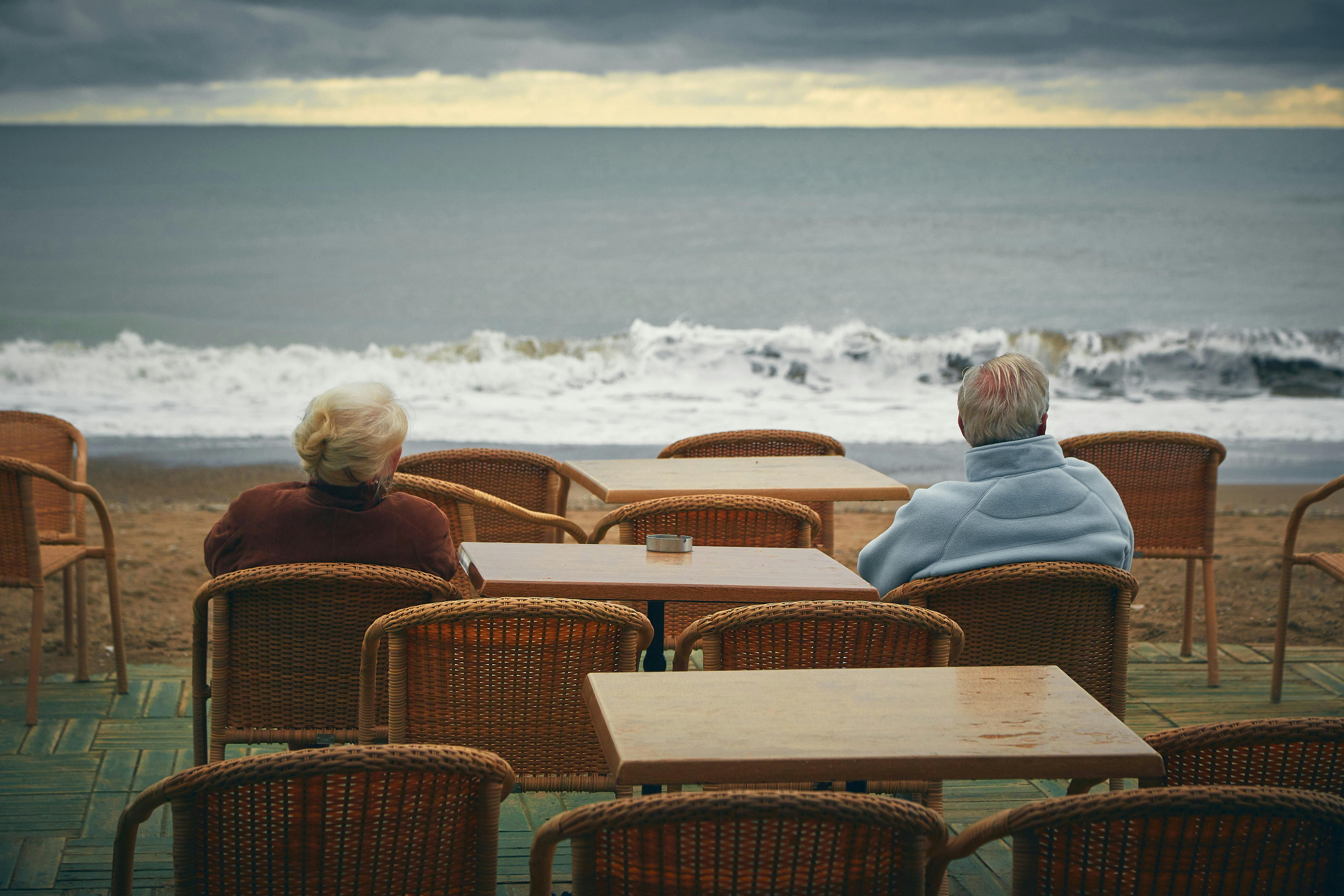 Una pareja de ancianos mirando el mar durante sus vacaciones | Fuente: Pexels