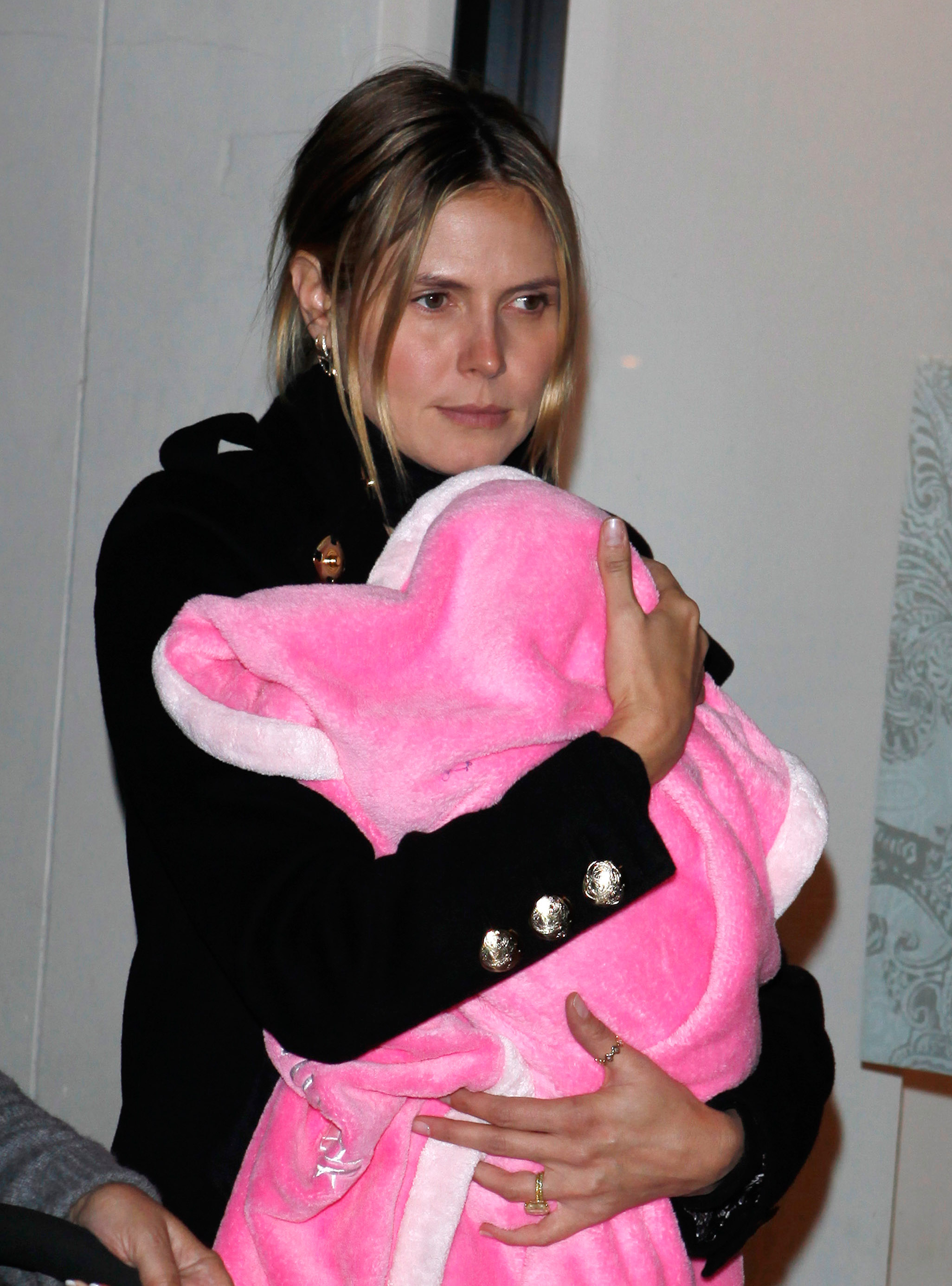 Heidi Klum seen holding her daughter Lou Samuel in Los Angeles on December 6, 2009. | Source: Getty Images