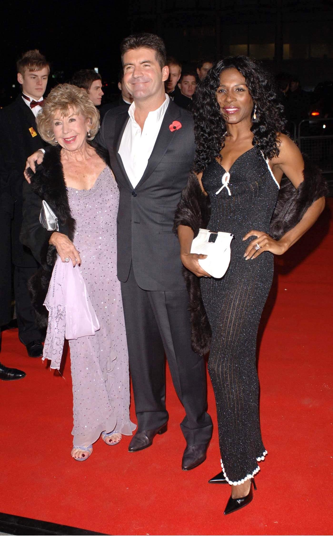 Simon Cowell with his mum, Julie Cowell and Sinitta at the Variety Club Showbiz Awards, at the Park Lane Hilton, central London, Sunday 13 November 2005 | Source: Getty Images