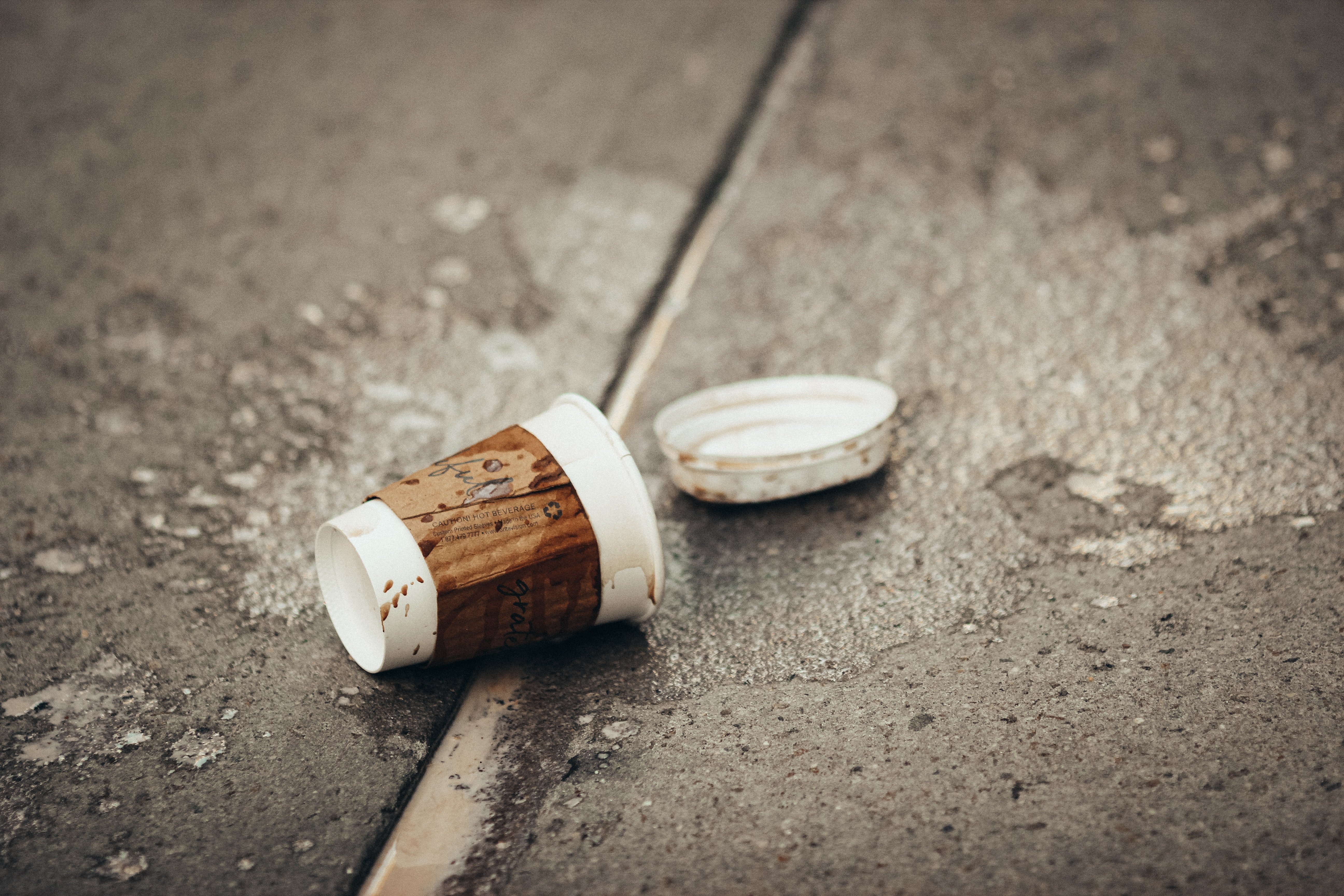 Un vaso con café en el suelo. | Foto: Unsplash