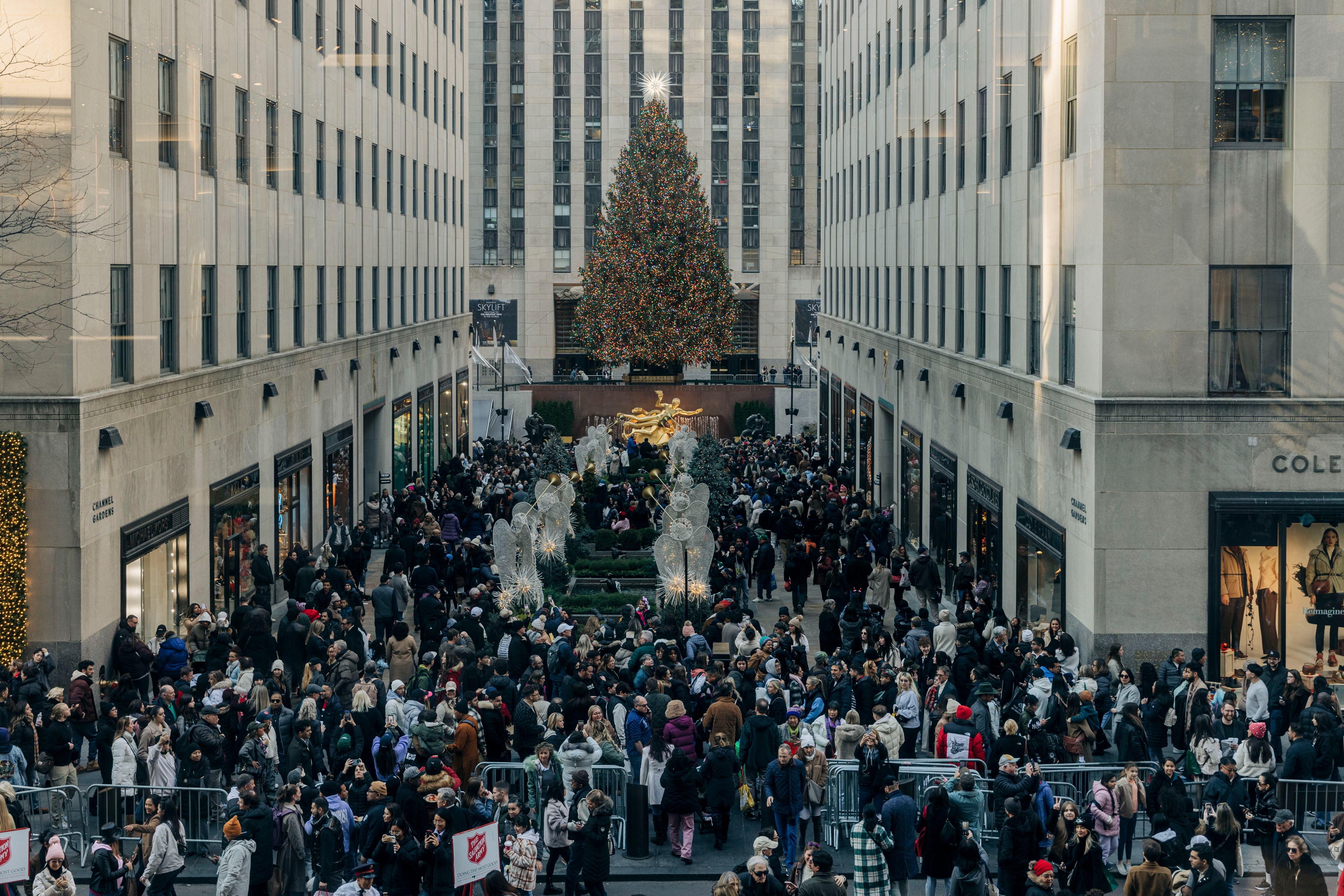 Holiday shoppers at Rockefeller Center in New York on December 8, 2024 | Source: Getty Images