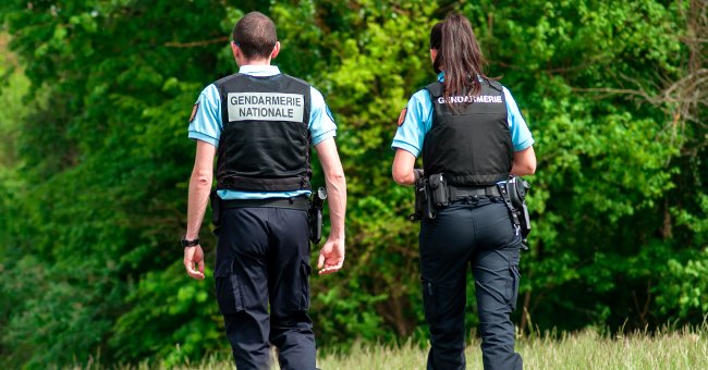 Deux policiers. | Photo :Shutterstock