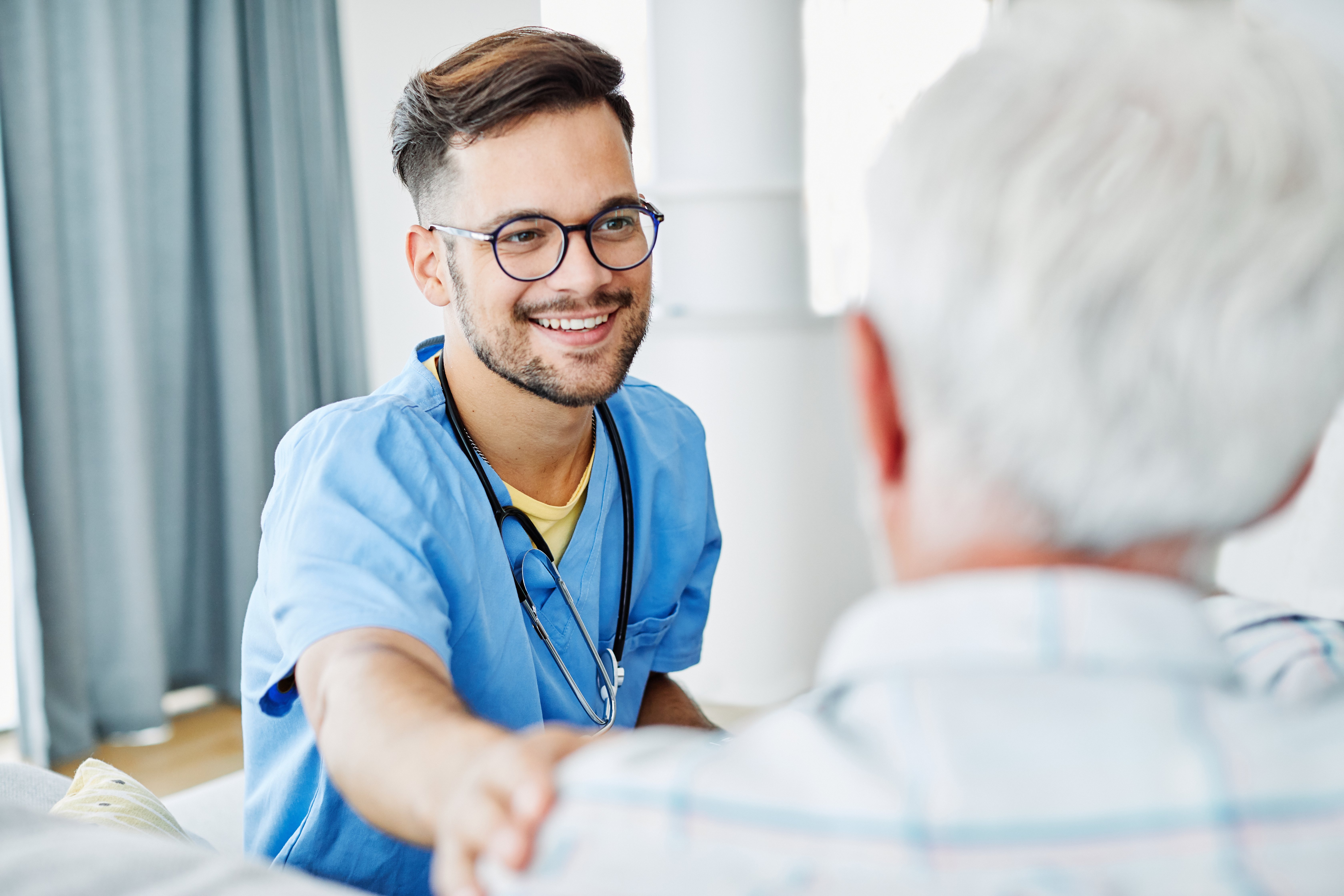 Enfermero cuidando de paciente. | Foto: Shutterstock