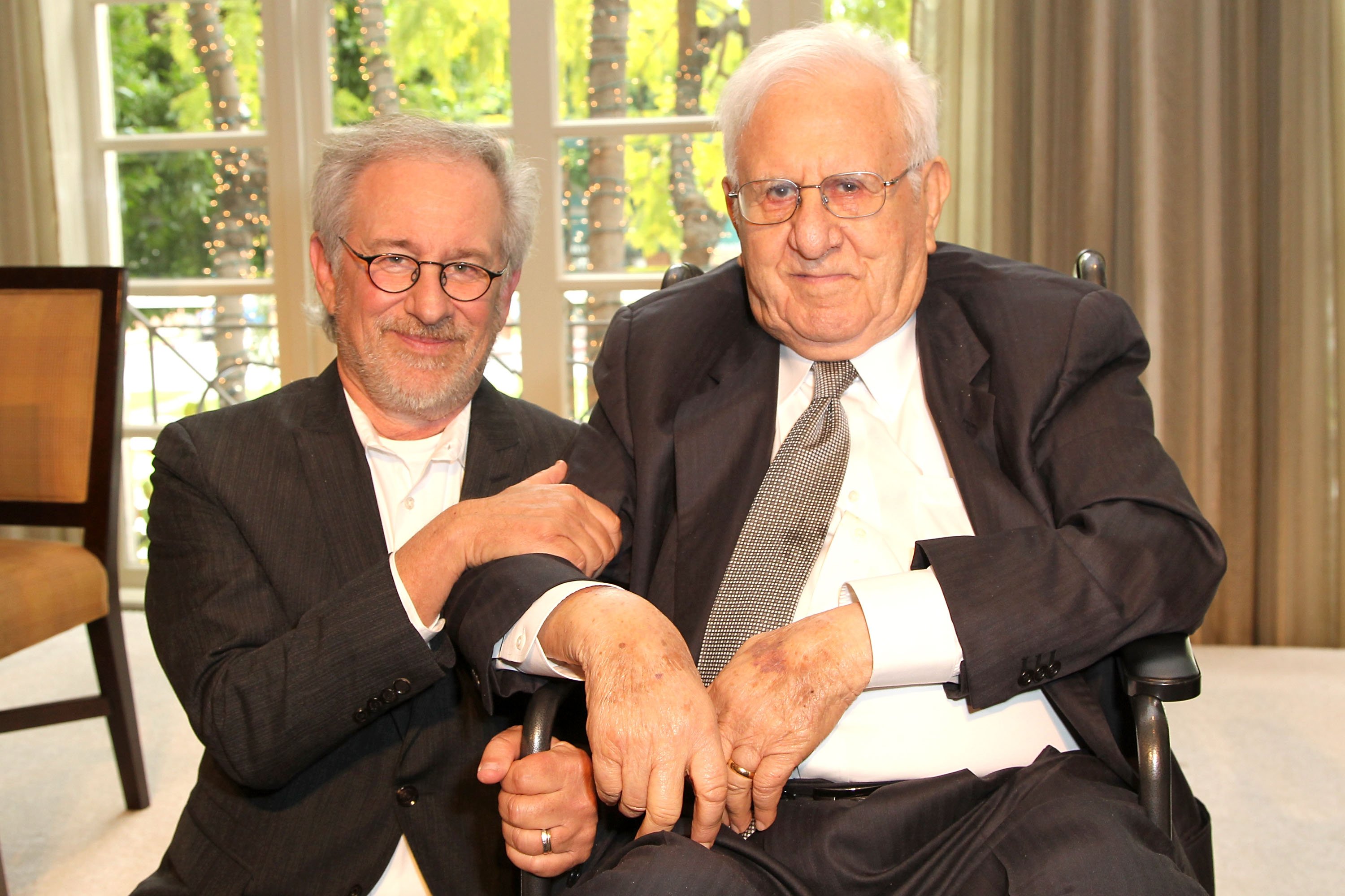Steven Spielberg und Arnold Spielberg nehmen am 26. April 2012 in Beverly Hills, Kalifornien, am Inaugural Inspiration Award & Luncheon der USC Shoah Foundation teil | Quelle: Getty Images Steven Spielberg und Arnold Spielberg nehmen am 26. April 2012 in Beverly Hills, Kalifornien, am Inaugural Inspiration Award & Luncheon der USC Shoah Foundation teil | Quelle: Getty Images