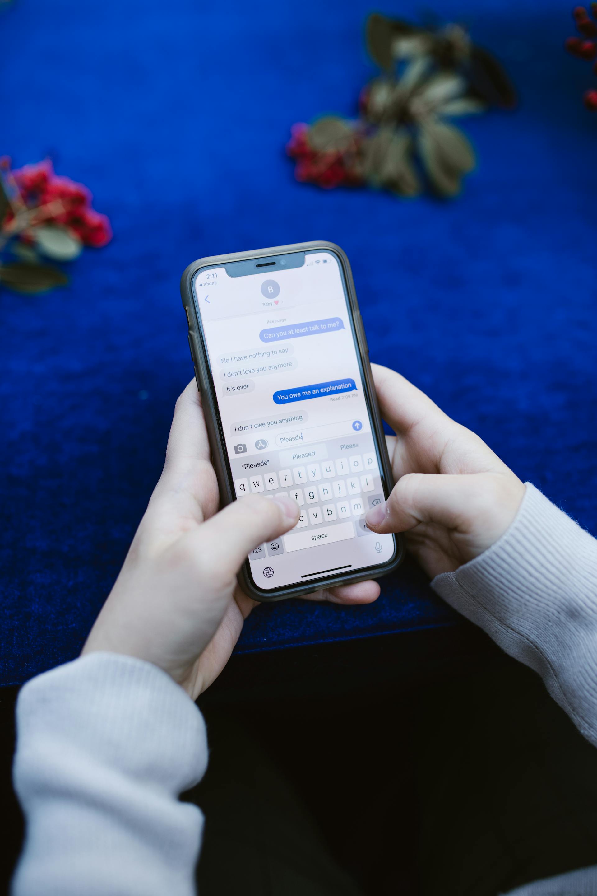 A person texting | Source: Pexels