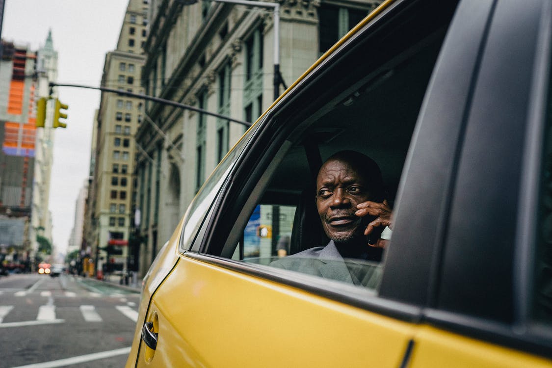 Ein Foto von einem Fahrgast in einem Taxi. | Quelle: Pexels