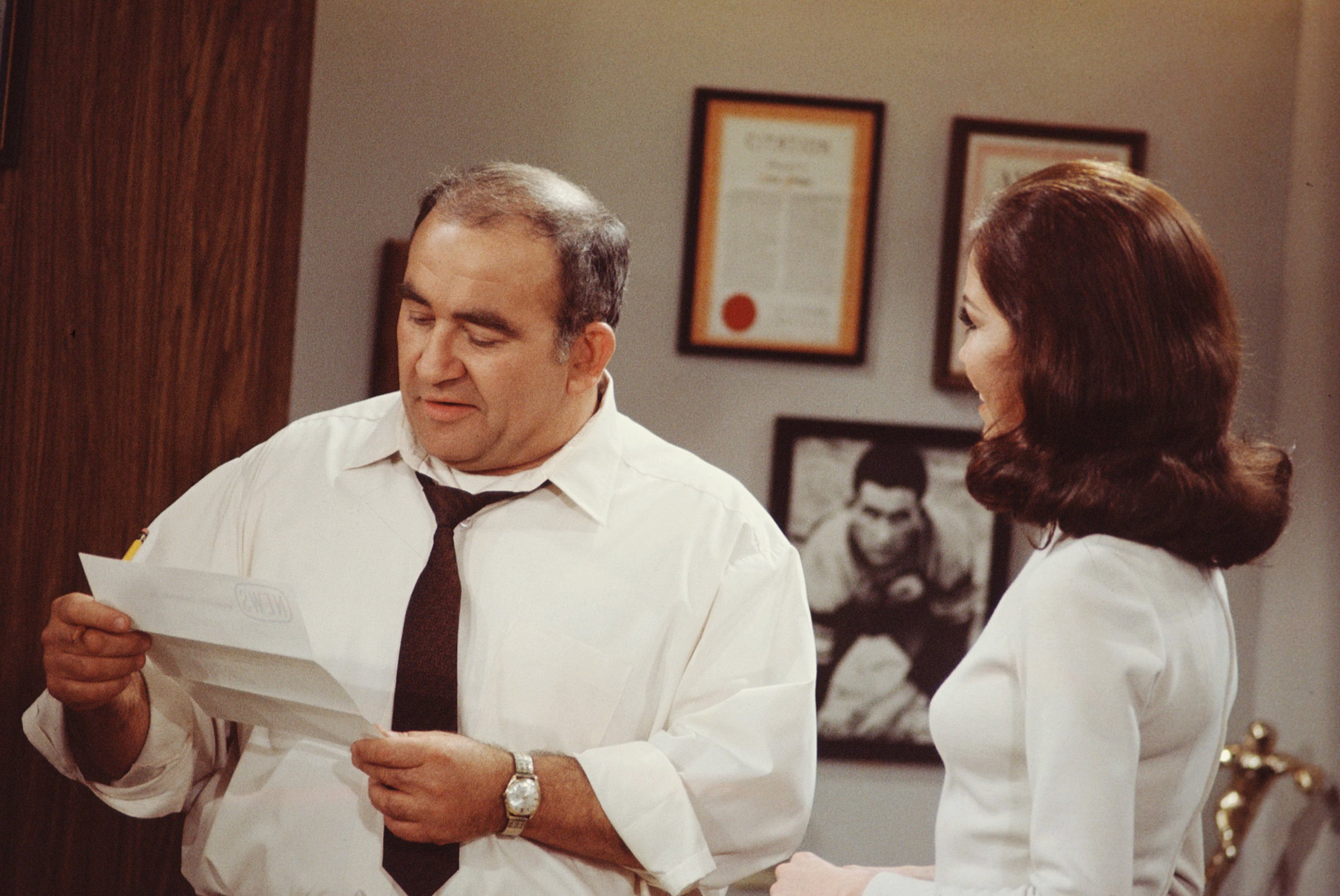 Ed Asner and Mary Tyler Moore pictured on "The Mary Tyler Moore Show," in 1971. | Photo: Getty Images