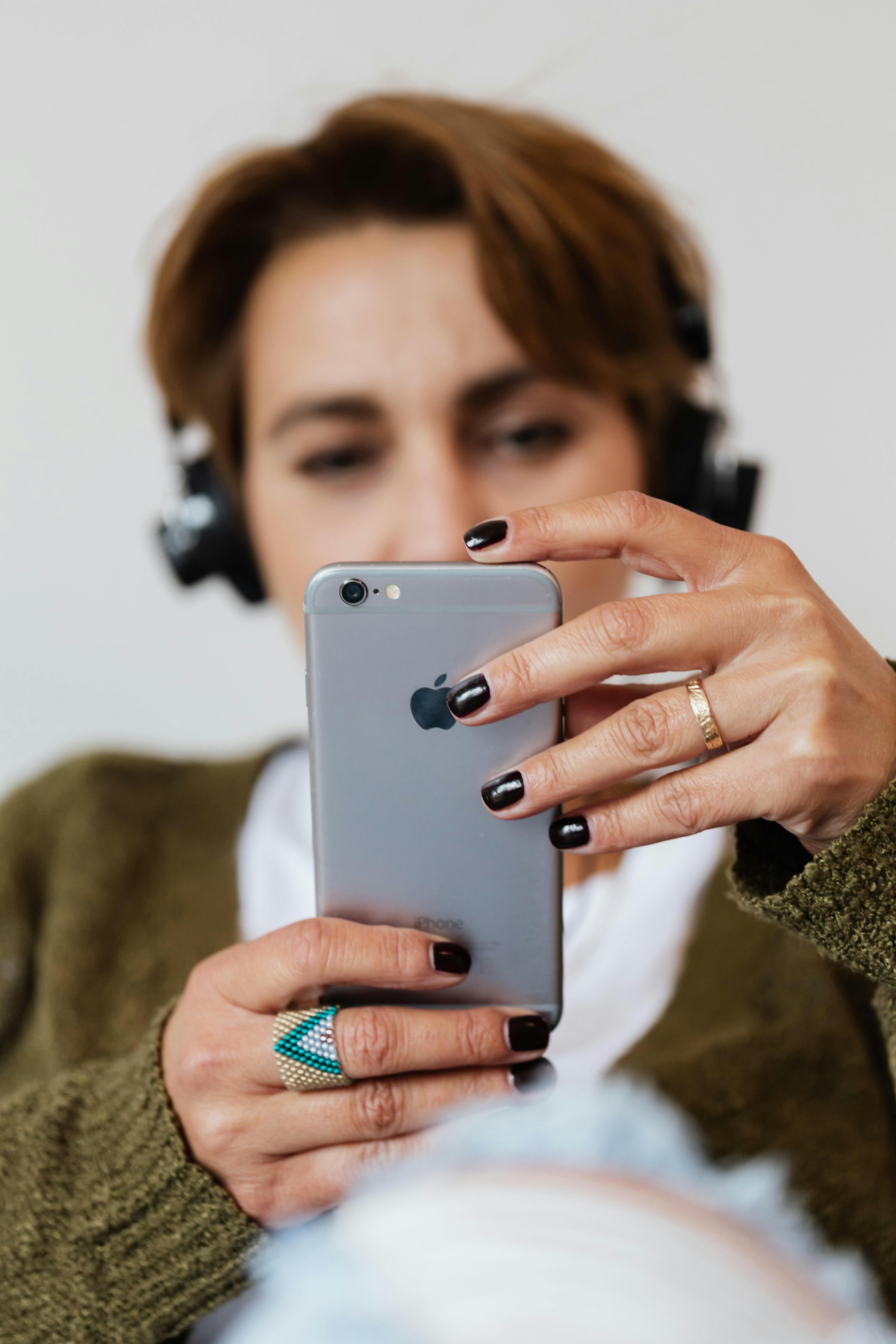 A woman using her phone | Source: Pexels