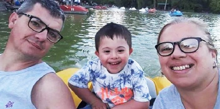 Padres adoptan niño con Síndrome de Down-Imagen tomada de Facebook-Somos Jujuy