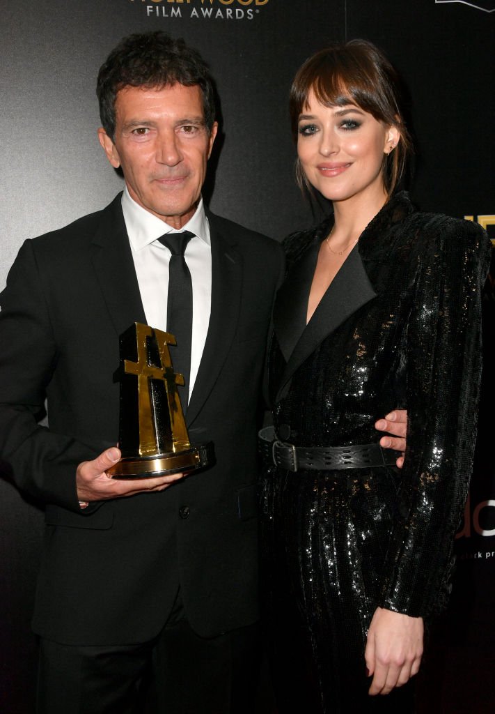Antonio Banderas, y Dakota Johnson posan durante la 23ª edición de los Hollywood Film Awards. | Foto: Getty Images
