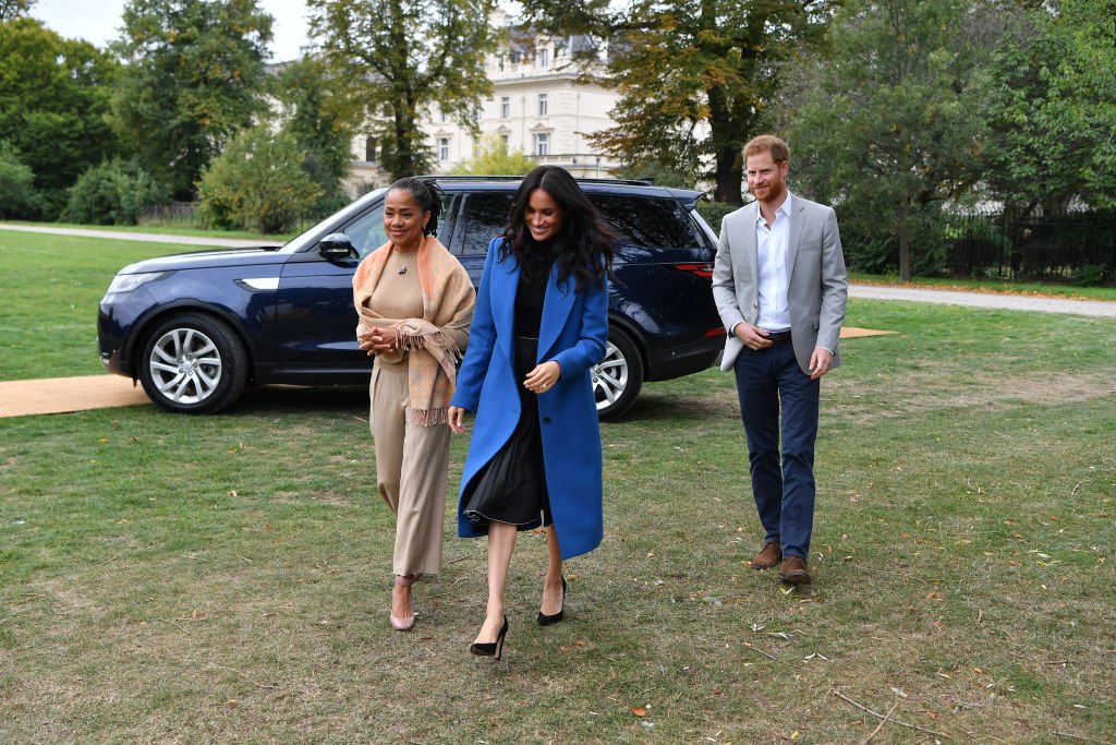 Meghan Markle, su madre Doria Ragland, y el Príncipe Harry, en el Palacio de Kensington el 20 de septiembre de 2018 en Londres, Inglaterra. I Foto: Getty Images