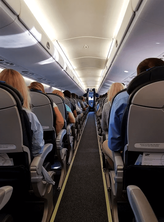 Pasajeros en un avión. | Foto: Pixabay