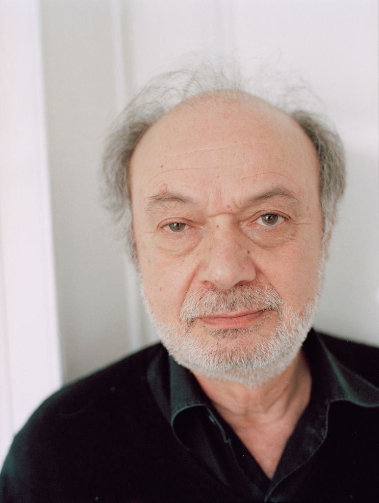 Le réalisateur et producteur Claude Langmann alias Claude Berri chez lui, où il collectionne les oeuvres d'art moderne. | Photo : Getty Images