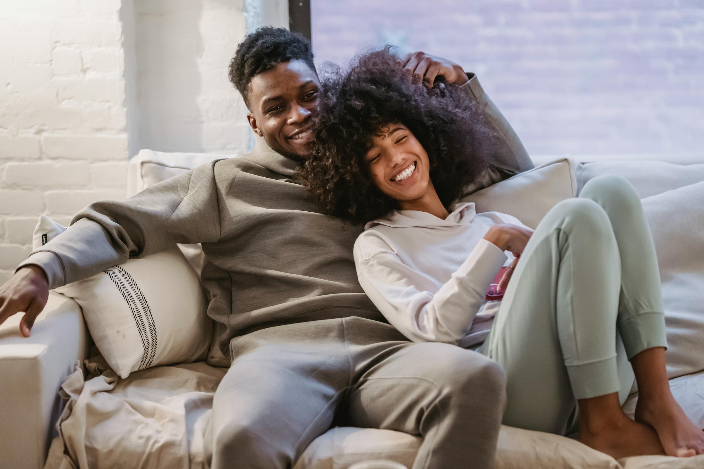 A couple on the couch | Source: Pexels