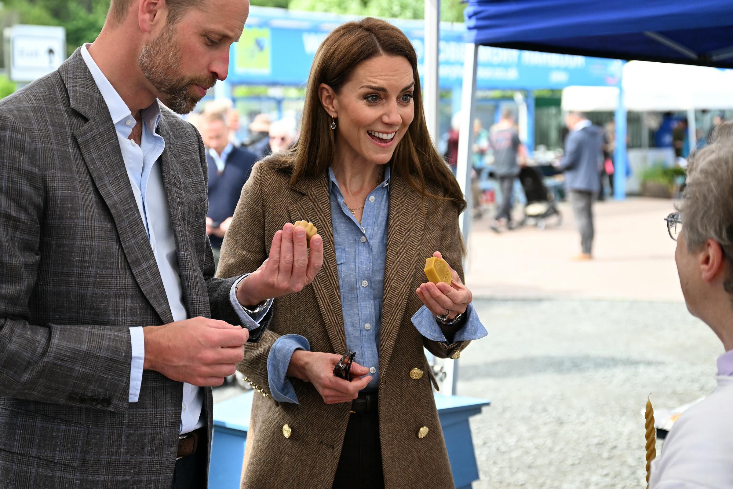 Catherine beams widely as she samples local produce at a Tobermory market stall. The Princess of Wales showed genuine interest in the offerings as she and William toured the town to connect with residents and highlight sustainable community efforts.