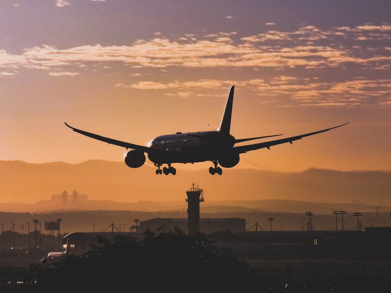Avión acercándose al aeropuerto para su aterrizaje. | Foto: Pexels
