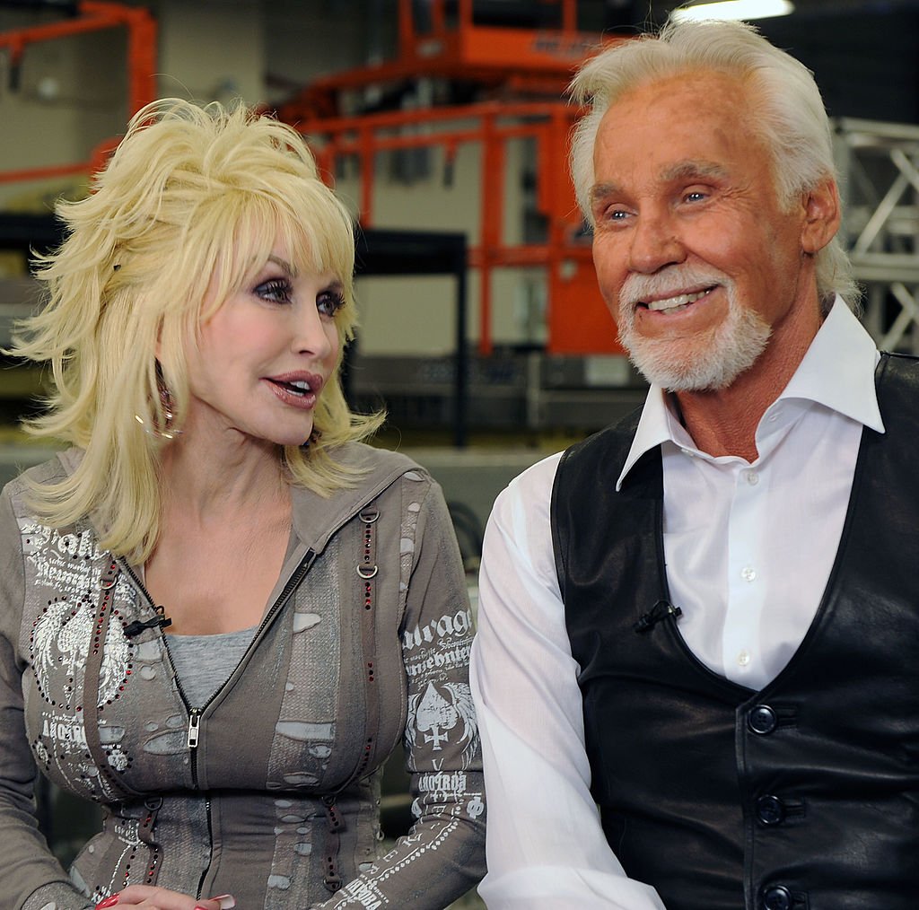  Dolly Parton and Kenny Rogers backstage at the Kenny Rogers: The First 50 Years show at the MGM Grand at Foxwoods in Ledyard Center, Connecticut | Photo: Rick Diamond/Getty Images