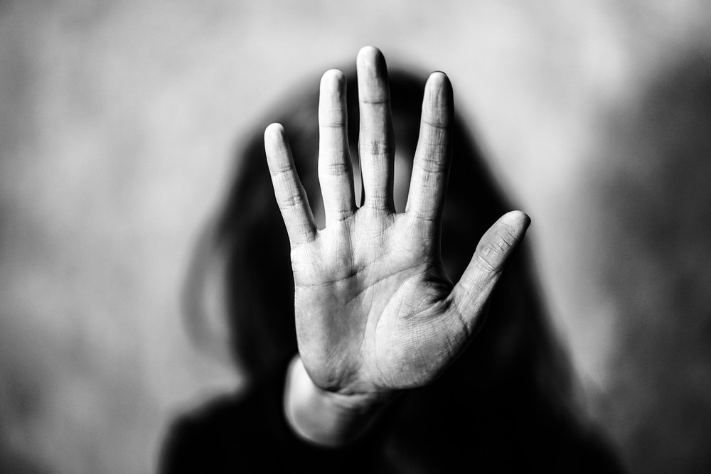 Mujer se defiende con la mano abierta. | Foto: Shutterstock