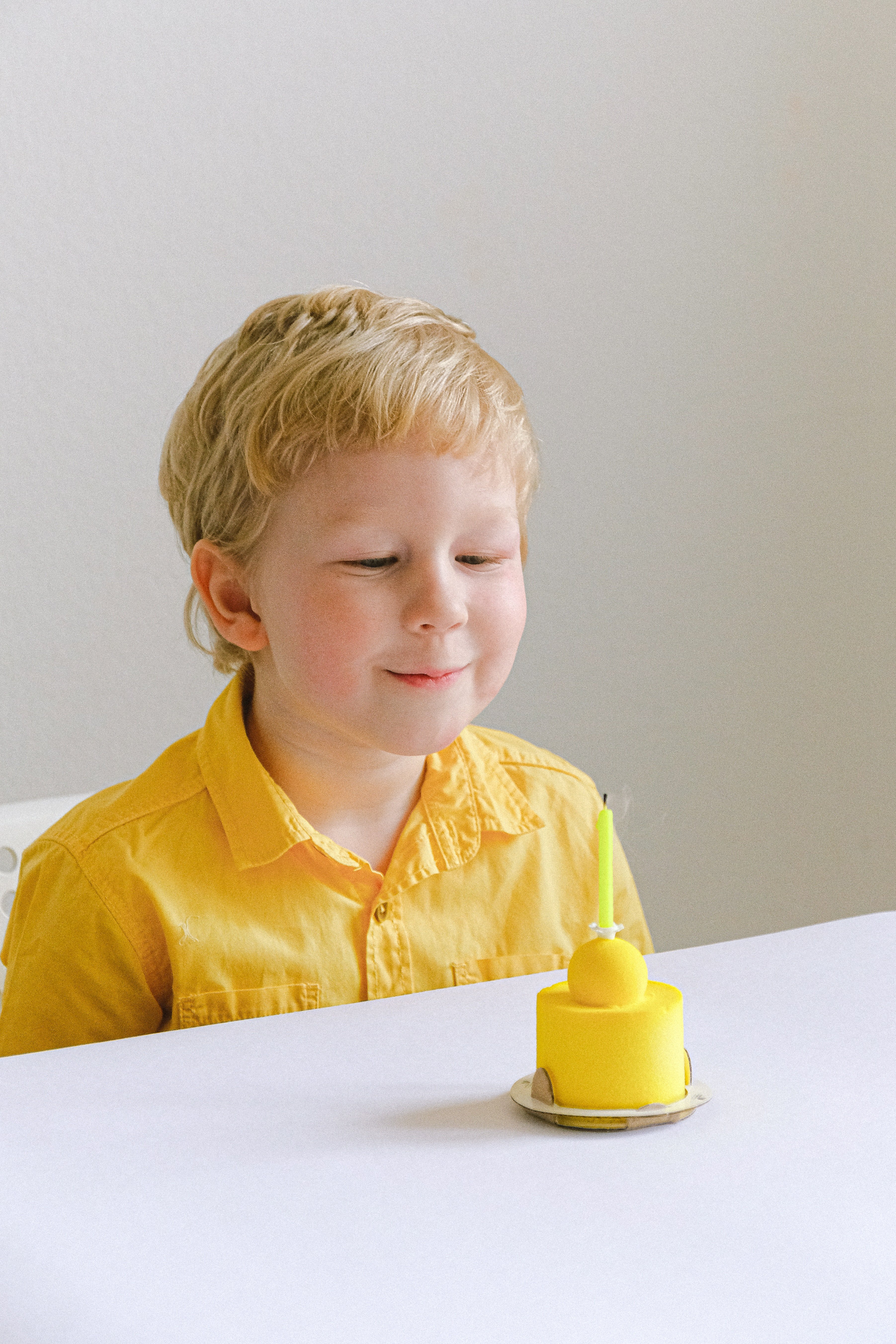 Un enfant souffle une bougie | Photo : Pexel
