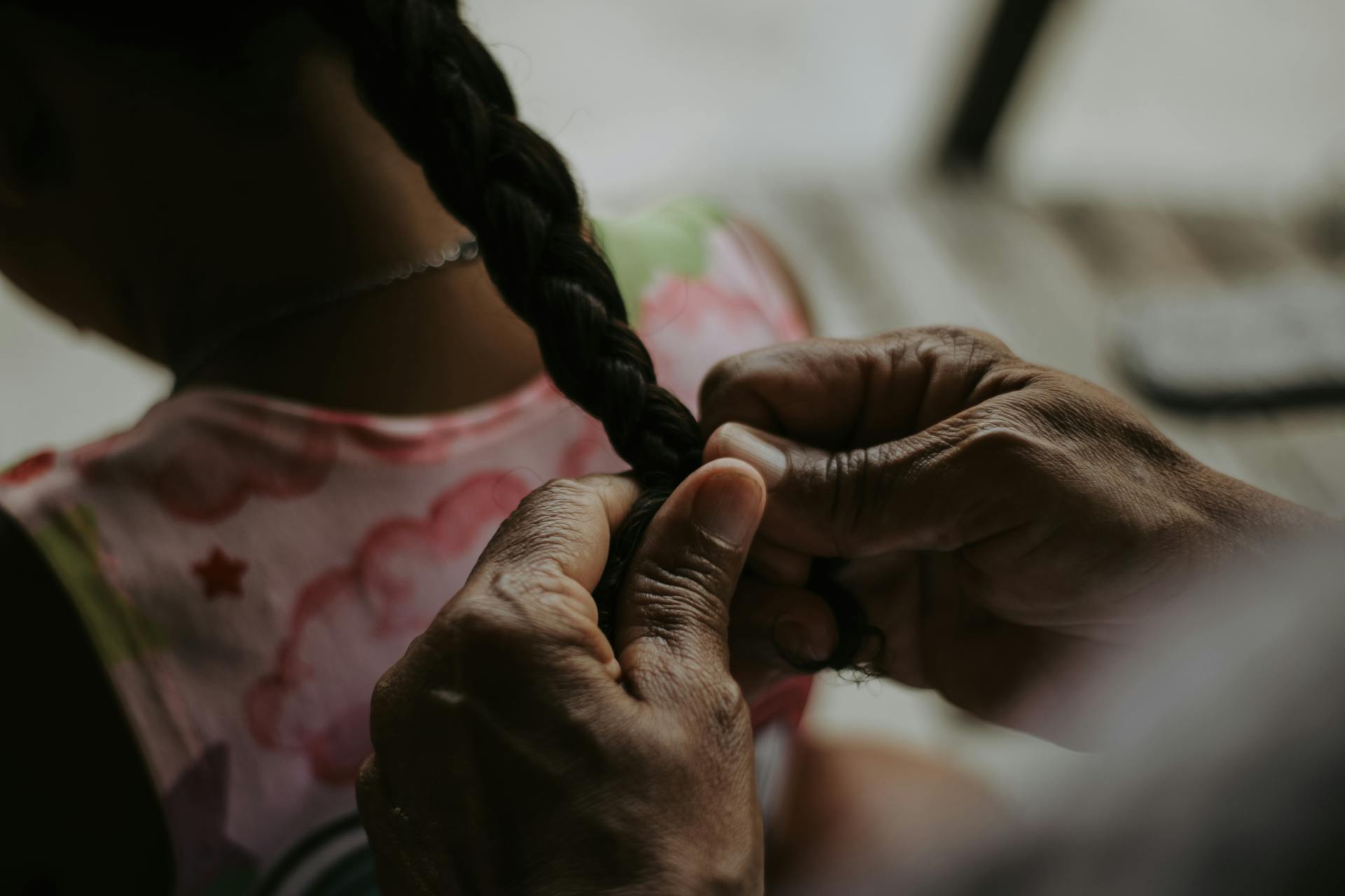 A man making a braid | Source: Pexels