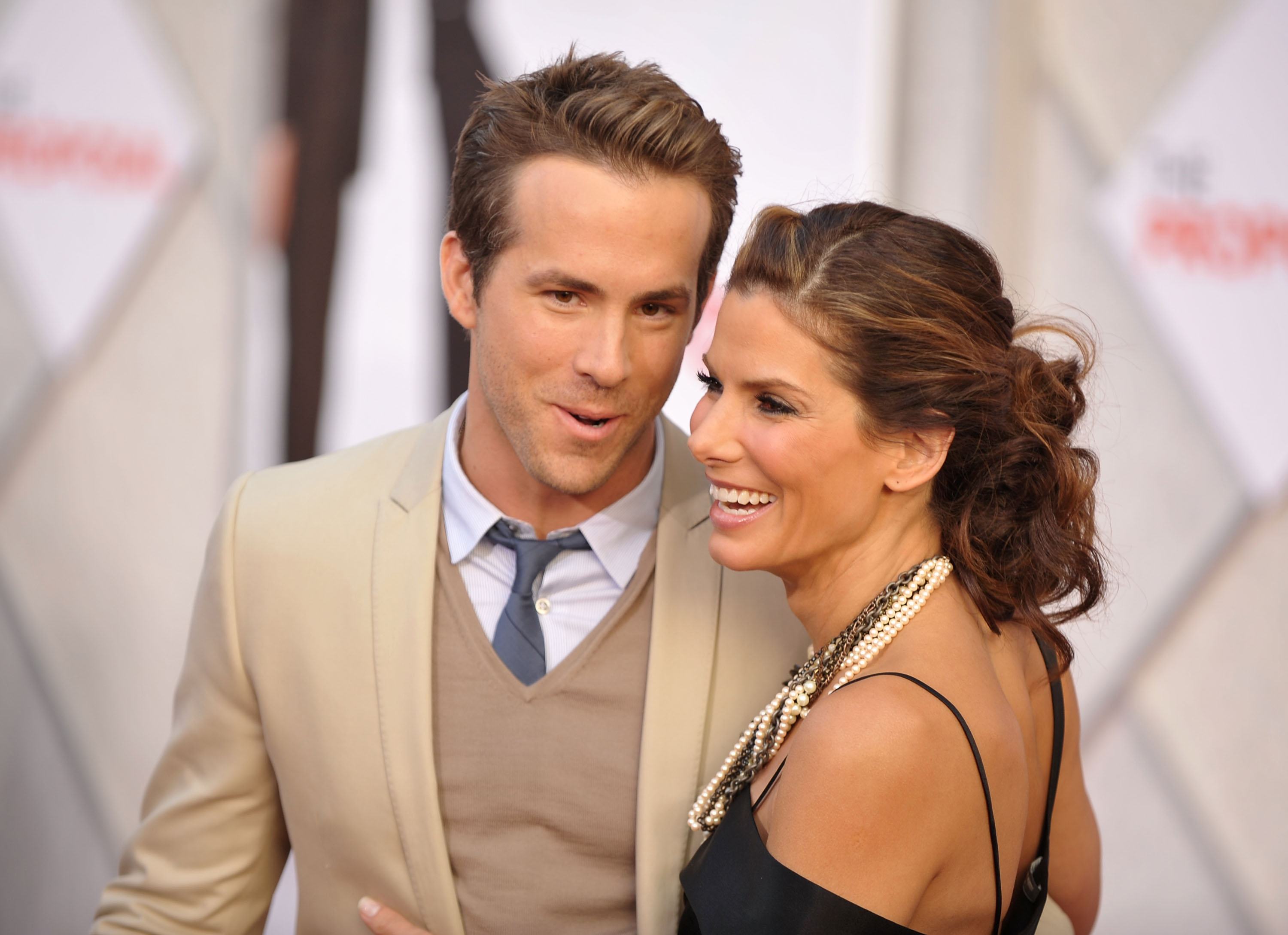 Ryan Reynolds and Sandra Bullock arrive at the Los Angeles premiere of "The Proposal" at the El Capitan Theatre, on June 1, 2009, in Hollywood, California. | Source: Getty Images