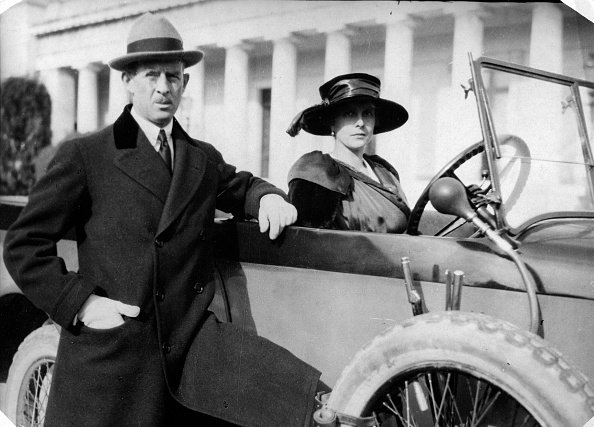 Prinz Andrew von Griechenland und Dänemark, Prinzessin Alice von Battenberg, circa 1915 | Quelle: Getty Images