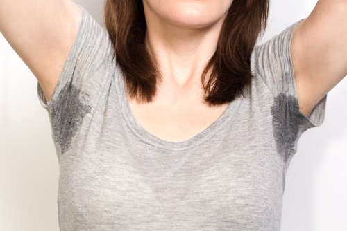 Schwitzende Frau | Quelle: Shutterstock