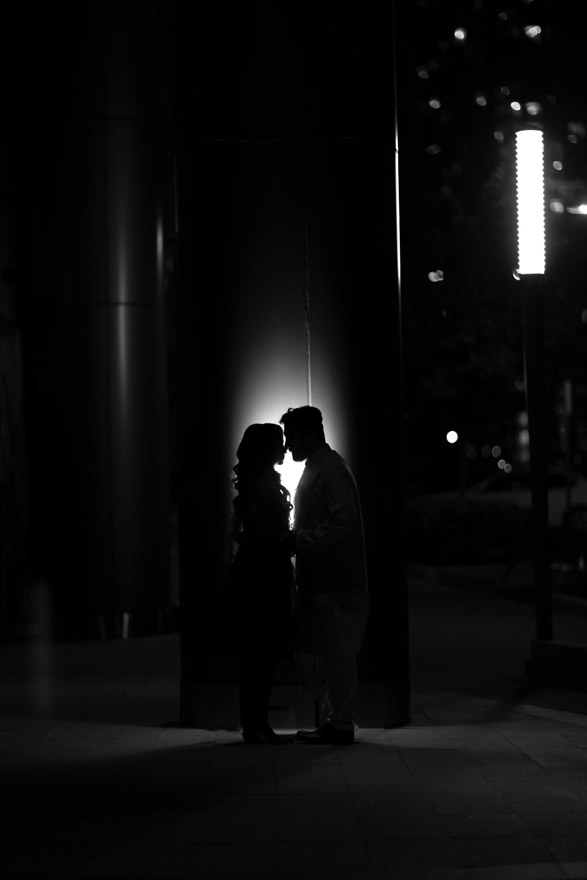 Silhouette of a couple facing each other | Source: Pexels