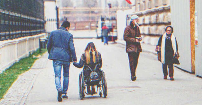 Hombre y mujer en silla de ruedas en la calle. | Foto: Shutterstock