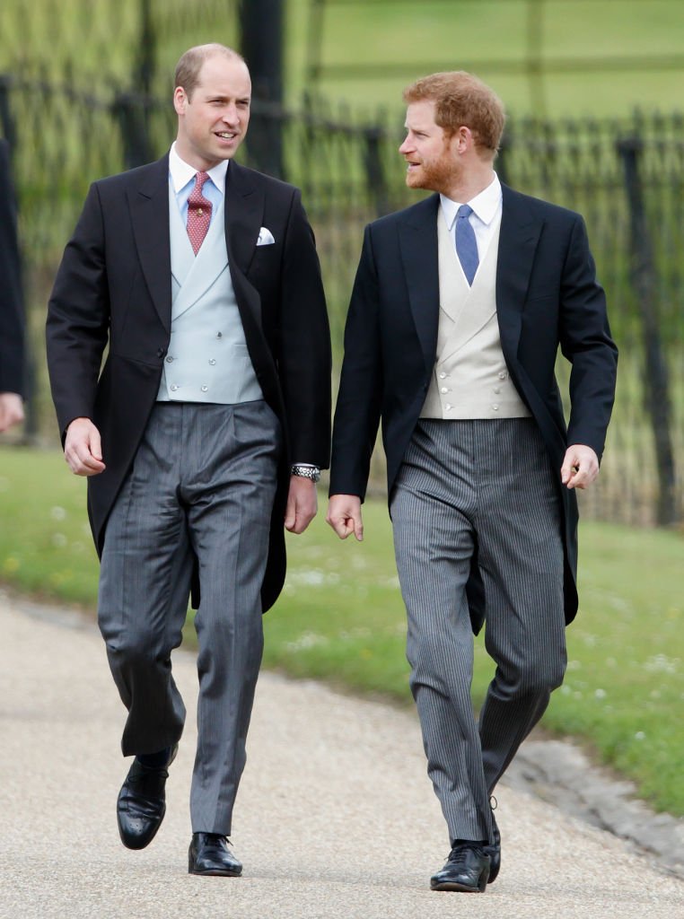 Prinz William und Prinz Harry nehmen an der Hochzeit von Pippa Middleton und James Matthews in der St. Mark's Church am 20. Mai 2017 in Englefield Green, England teil. | Quelle: Getty Images