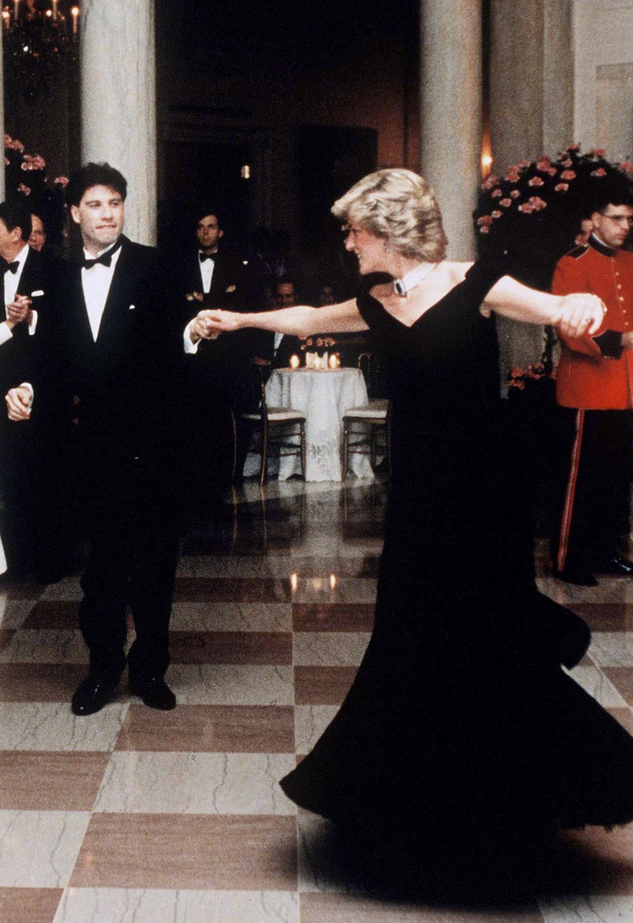 La princesse Diana danse avec la star de cinéma John Travolta | Photo : Anwar Hussein/Getty Images