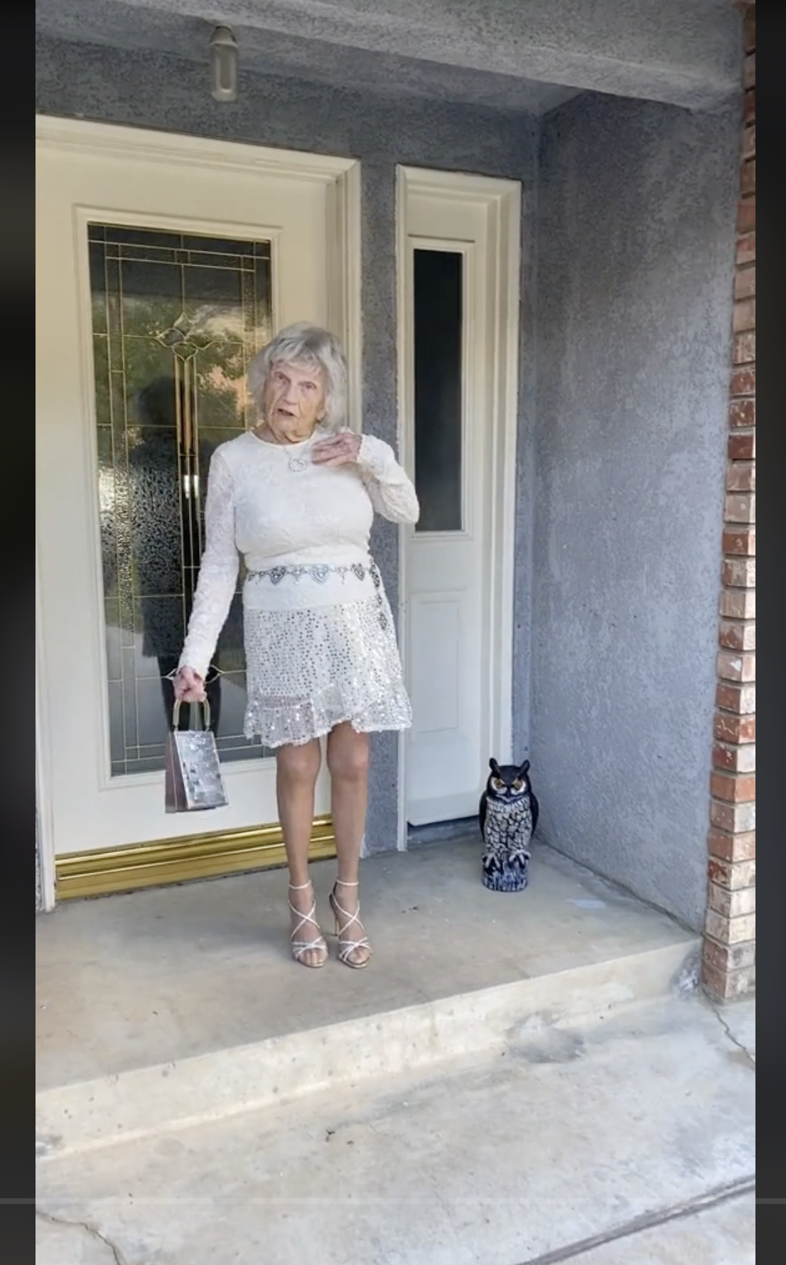 Betsy Lou standing outside her home, in a video dated February 6, 2023 | Source: tiktok.com/@betsylou.piano