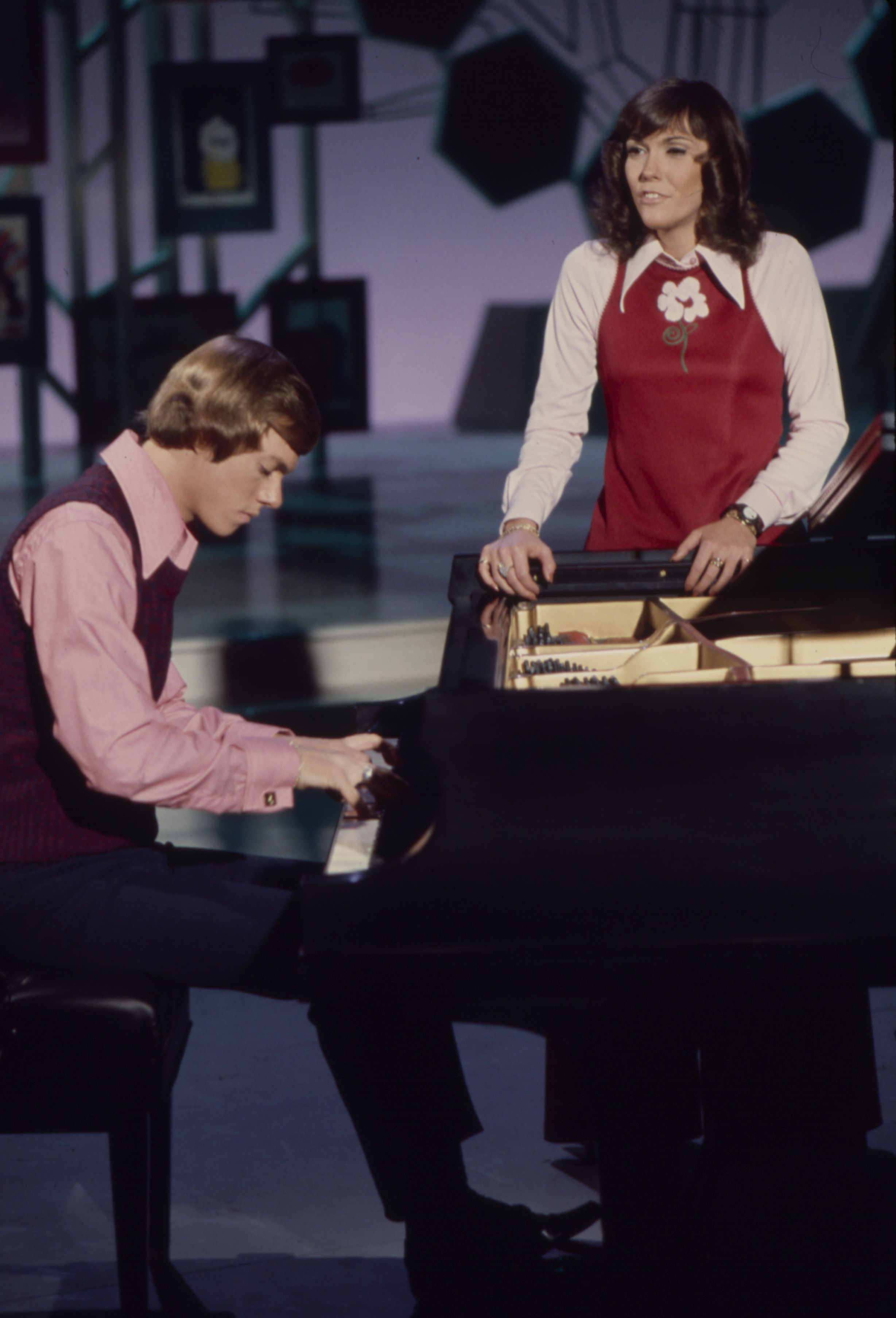 Richard Carpenter, Karen Carpenter, The Carpenters performing on the ABC tv special 'Robert Young with the Young' | Source: Getty Images