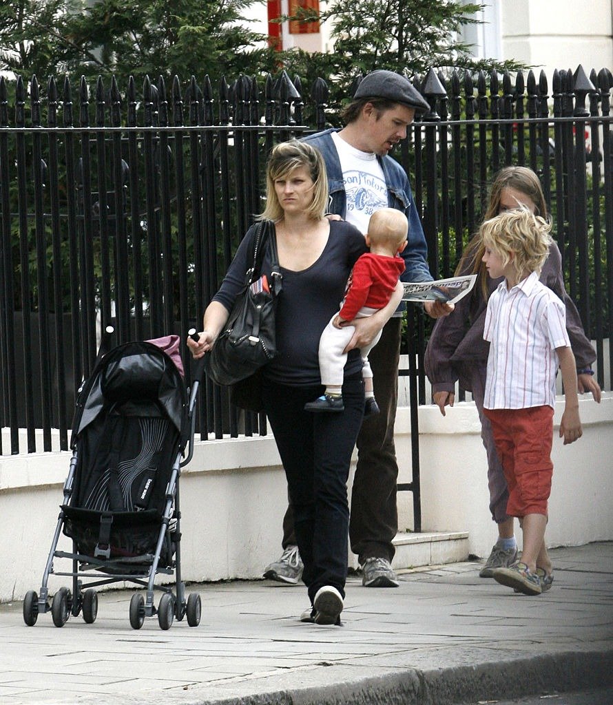Ethan Hawke with wife Ryan Shawhughes and family in London on July 29, 2009. | Photo: Getty Images