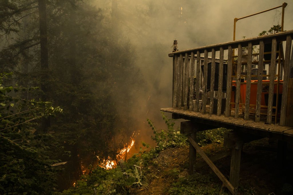 Fire approaches a home along Pine Flat Road after the CZU Lightning Complex fire | Photo: Getty Images