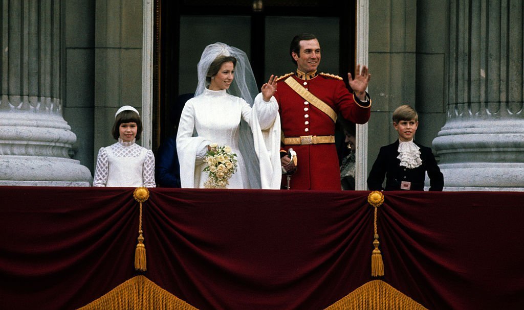 Princess Anne & Mark Phillips wave from the balcony of Buckingham Palace following their wedding on Nov. 14, 1973 in London, England | Source: Getty Images