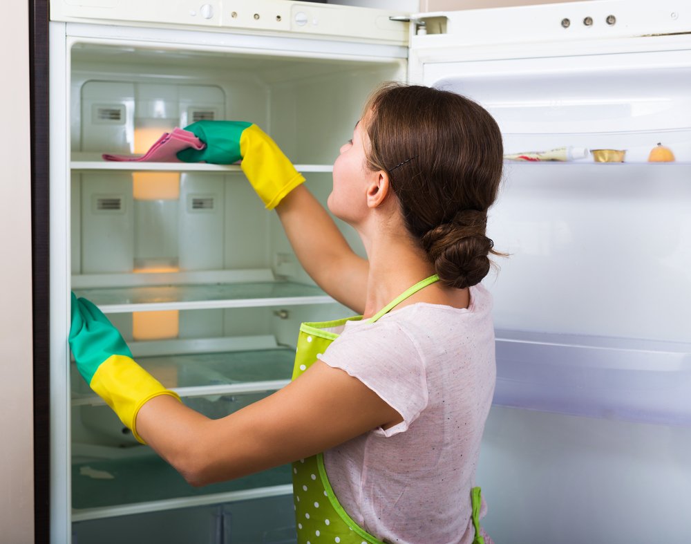 Ama de casa limpiando su nevera. | Foto: Shutterstock